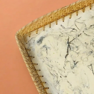 Bandeja cuadrada de resina con efecto mármol hecha a mano, con borde de ratán tejido, bandeja decorativa para mesa de café, decoración del hogar. - Product Image 5