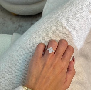 Bague de fiançailles en diamant de laboratoire de 3,50 carats, taille ovale avec pierres latérales taille poire, or rose 14 carats, bague à trois pierres - Product Image 5