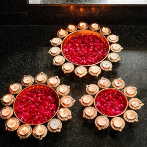 Juego de 3 Diyas Decorativos Tradicionales de Metal para Diwali, con Flores Flotantes, Material de Hierro, Regalos, Decoración para el Hogar - Product Image 3