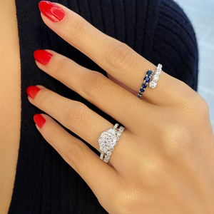 แหวนเพชรทรงเรเดียนท์คัท 1.70 กะรัต ประดับเพชรสามเม็ด สี D E พร้อมวงแหวนแบบ Pave Band แหวนเพชรสวยหรูสำหรับผู้หญิง - Product Image 4
