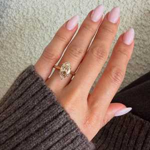 Anillo de Compromiso de Lujo con Diamante Cultivado en Laboratorio, Corte Marquesa, Color Champán, 2.01CT, Oro Amarillo de 14K, Engaste de Garras, Marca Royal Saga, Certificado IGI - Product Image 3