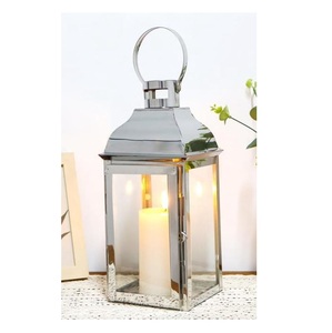Farol de Hierro de Primera Calidad con Acabado Dorado para Decoración Navideña del Hogar y Jardín, Diseño Elegante Hecho a Mano - Product Image 2