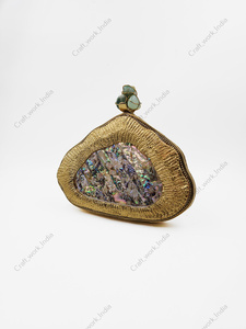 Pochette de soirée tendance de luxe artisanale en nacre avec cadre texturé doré pour femme - Product Image 3