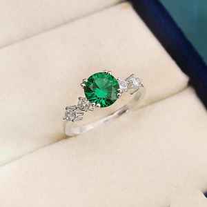 Bague de fiançailles émeraude Round Lab avec accents en argent sterling 925, élégante bague en pierre précieuse verte - Product Image 5