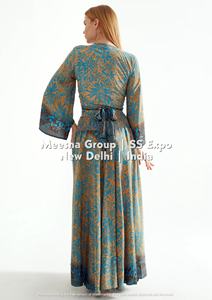 ชุดเซ็ตสองชิ้นพิมพ์ลายแฟชั่นสำหรับผู้หญิง – เสื้อครอปคอวีแขนทรงระฆังพร้อมกระโปรงยาวเอวสูง ชุดฤดูร้อน - คละแบบ - Product Image 2