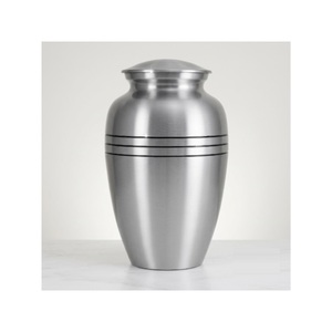 Urnas de cremación clásicas de estaño y latón para cenizas humanas, urna funeraria de metal artesanal para adultos con tres bandas de la eternidad, venta al por mayor - Product Image 1