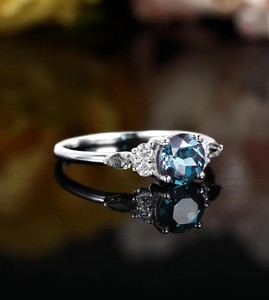 Bague de fiançailles et de mariage en alexandrite taille ronde, argent sterling 925, pierre précieuse de luxe à changement de couleur, bijou de mariée vintage, cadeau pour elle - Product Image 1