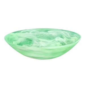 Una versión más pequeña: el Tazón Pequeño de RESINA con Base se muestra apilado, lo que demuestra su uso individual y familiar. - Product Image 1