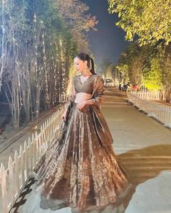 ชุดเลเฮนกาโชลีปักลายสีน้ำตาลพร้อมผ้าคลุมไหล่ ชุดแต่งงานแบบดั้งเดิมของอินเดียสำหรับผู้หญิง ทำจากผ้าไหม ทรงปกติ ความยาวระดับพื้น - Product Image 5