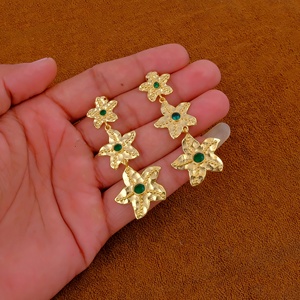Boucles d'oreilles tendance en quartz émeraude, triple étoile de mer, boucles d'oreilles à clous pour femmes, fabrication artisanale, laiton plaqué or - Product Image 3