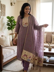 Costumes Kameez Shalwar pour femmes de haute qualité, coupe ajustée, pour les fêtes, en coton Muga, imprimé, design pakistanais - Product Image 2