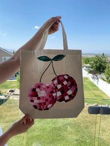Bolso de mano ecológico inspirado en el océano, con cuentas, de lona con diseño de conchas y perlas, tipo tote, con parte superior abierta, a bajo precio. - Product Image 3