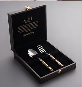 Juego de cubiertos Bamboo Twist de doble tono, dorado espejo, con cabezal de acero inoxidable pulido a espejo y mango dorado mate, para utensilios de cocina y hoteles. - Product Image 4