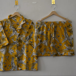 Ensemble de pyjama en coton artisanal imprimé jungle jaune ocre, imprimé floqué artisanal, élégant, en pur coton, pour l'été - Product Image 1