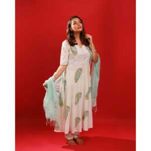 Ensemble de costume décontracté pour femmes en coton blanc ondulé, taille XS, haut à manches courtes, tissu en mousseline respirant - Product Image 3