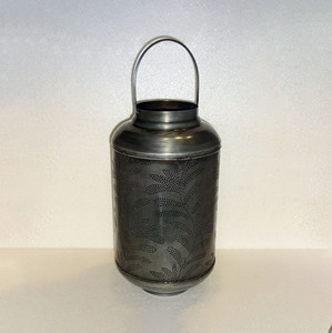 Grande lanterne à bougie en métal brossé finition canon de fusil antique, motif feuilles et branches perforées, corps cylindrique, poignée en fil métallique arqué - Product Image 2