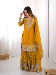 Ensemble Kurta style Gharara richement orné pour femmes, avec travail de perles, tenue traditionnelle pour occasions festives, accompagné d'un dupatta en tulle. - Product Image 3