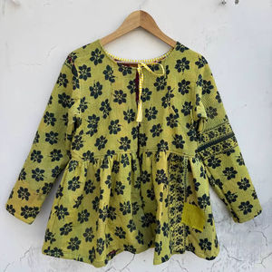 เสื้อแจ็คเก็ตสั้นผ้าฝ้ายคันธาแบบไม่มีแขน ตกแต่งด้วยลายดอกไม้ปักมือและงานฝีมือแบบดั้งเดิมของอินเดีย - Product Image 1