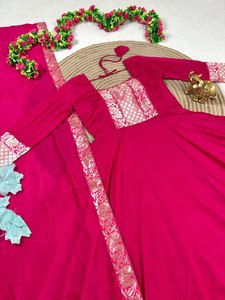 Robe Anarkali traditionnelle rose avec dupatta, coupe ample, longueur ras du sol, tenue pour femme, robe de mariage pakistanaise, en polyester - Product Image 6