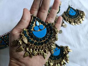 Elegantes conjuntos de joyería afgana en tono verde esmeralda con colgantes de monedas y pátina de plata antigua para un estilo vintage. - Product Image 6