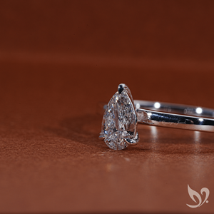 Bague solitaire en diamant de laboratoire de forme poire de 0,50 carat en or 18 carats |   Bijoux de fiançailles certifiés IGI - Product Image 2