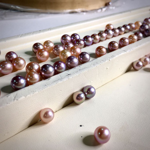 Perlas Sueltas Redondas de Agua Dulce de 6-8 mm, Coloridas y Brillantes, Ligeramente Imperfectas, con Medio Agujero, Perlas en Bruto Granulares - Product Image 4
