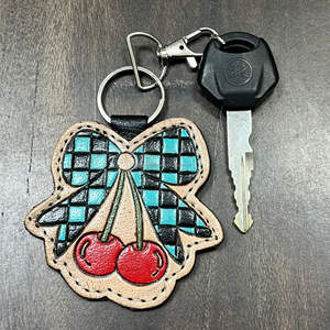 Llavero de Cuero Genuino con Diseño a Cuadros y Lazo de Cereza, Hecho a Mano, de Moda 2026, para Regalo, Unisex - Product Image 4