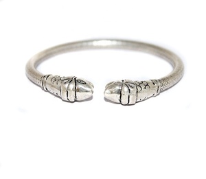 Bracelet manchette ouvert en argent sterling 925 massif oxydé, motif écailles de poisson double, Memoria Jewels, vente en gros - Product Image 3