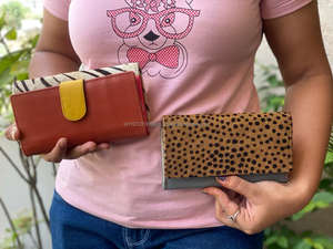 Bolso de mano colorido hecho a mano de cuero, cartera de mano de Piel reciclada - Product Image 2