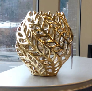 Vase floral en métal artisanal avec finition brillante pour des centres de table élégants et des accents de décoration intérieure modernes - Product Image 5