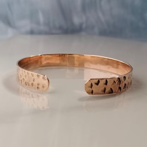 Bracelet en Cuivre Pur Martelé à la Main Texture Classique Bijoux de Guérison Minimalistes Vente en Gros - Product Image 4