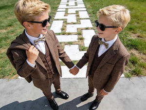 Ensemble de costume 3 pièces en tweed marron pour garçons avec blazer, gilet et pantalon – Tenue de mariage et de cérémonie pour enfants - Product Image 2