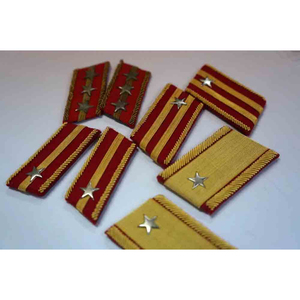Patch de col brodé à la main en fil de soie couleur personnalisée OEM avec bouton-pression et attache de col en laiton - Product Image 1