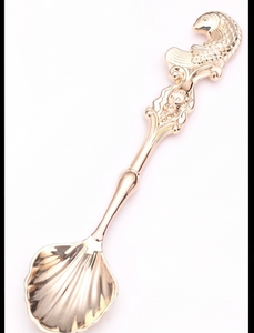 Cuillère vintage plaquée or en forme de coquille avec manche en forme de poisson, design compatible lave-vaisselle, pour mariage et usage en table. - Product Image 1