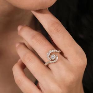 Anillo de Oro Amarillo Macizo con Diamantes de Corte Redondo en Diseño de Remolino, Engaste Graduado en Pavé, Espiral Única y Onda Bypass, Elegante y Distintivo - Product Image 1