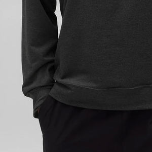 Sudadera Ligera y Cálida para Hombre con Acabado Interior Transpirable para un Estilo Urbano Moderno y Cómodo, Color Sólido con Logotipo - Product Image 3