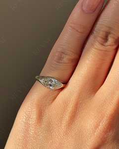 Anillo de Diamante Cultivado en Laboratorio de 1 Quilate, Corte Marquesa, Estilo East West, con Bisel, Anillo Solitario, Certificado IGI - Product Image 3