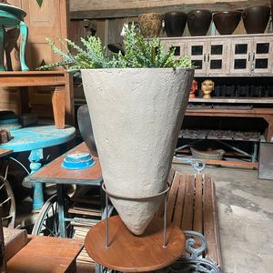 แจกันทรงกรวยทำจากกระดาษมาเช่รักษ์โลก คอลเลคชั่นที่ดีที่สุด พร้อมขาตั้งเหล็กดัด งานศิลปะโบราณจากเทือกเขาหิมาลัย - Product Image 1