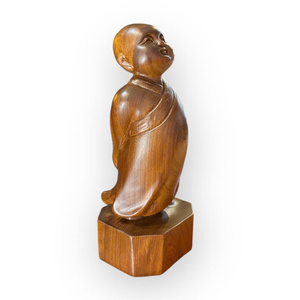 La statue du jeune moine est exquisamment sculptée en bois de Bach Xanh. - Product Image 3