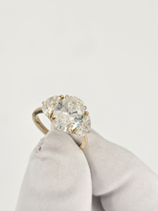 Anillo de diamante cultivado en laboratorio en oro amarillo de 14K y 18K |   Diamante Ovalado Central con Piedras Laterales en Forma de Media Luna |   Joyería Fina para Compromiso de Mujeres - Product Image 2