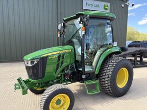 Tracteur compact John Deere 4066R 4x4, 66 CV, transmission hydrostatique, prise de force, cabine, compatible avec chargeur frontal, utilisation agricole, aménagement paysager, utilisation en terrain accidenté - Product Image 3