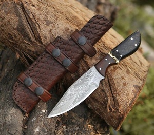 Couteau de chasse artisanal en acier Damas de qualité industrielle avec manche en bois et étui en cuir pour le camping en plein air - Product Image 1
