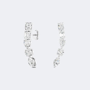 Boucles d'oreilles pendantes incurvées et à griffes linéaires serties de diamants de formes variées, 1,40 carat au total, dans un monture de joaillerie fine - Product Image 2