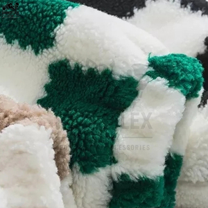 Veste en sherpa personnalisable pour homme avec doublure en laine et bordure en fourrure de mouton pour l'hiver - Product Image 5