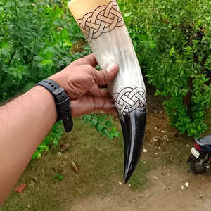 Chope en corne Viking de qualité supérieure, design rustique, fabriquée à la main à partir de corne naturelle, parfaite pour les rassemblements d'événements avec des supports en métal - Product Image 2