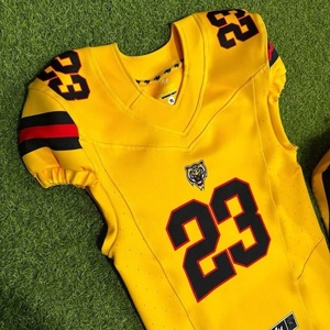 Ensemble de maillot de football américain jaune personnalisé avec le numéro 23 et un logo personnalisé, design sublimé pour adultes, vêtements de sport pour hommes - Product Image 3