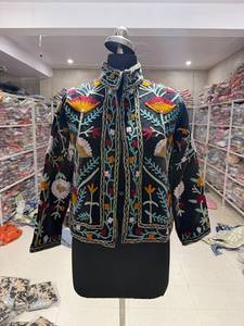Blazer en velours pour femme, col mandarin, manches longues, motif floral brodé à la main, style ethnique automnal, cadeau pour elle - Product Image 1