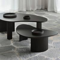 Ensemble de tables basses gigognes modernes et minimalistes noires, forme organique, pieds cylindriques cannelés, plateau en faux marbre, durable et écologique Dendro