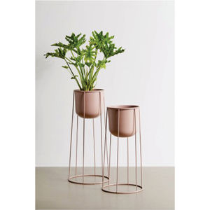 Ensemble de 2 jardinières élégantes en métal doré, style mid-century modern, pour plantes d'intérieur, avec support en fer, pour la décoration de bureau ou de balcon. - Product Image 4