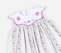 Robes d'été en gros pour filles : avec un ourlet festonné et un col brodé à la main, d'une élégance haut de gamme.